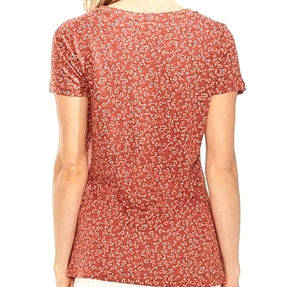 Vince Camuto Leafy Calico Linen Blend Pocket Tee - Picture 2 of 6